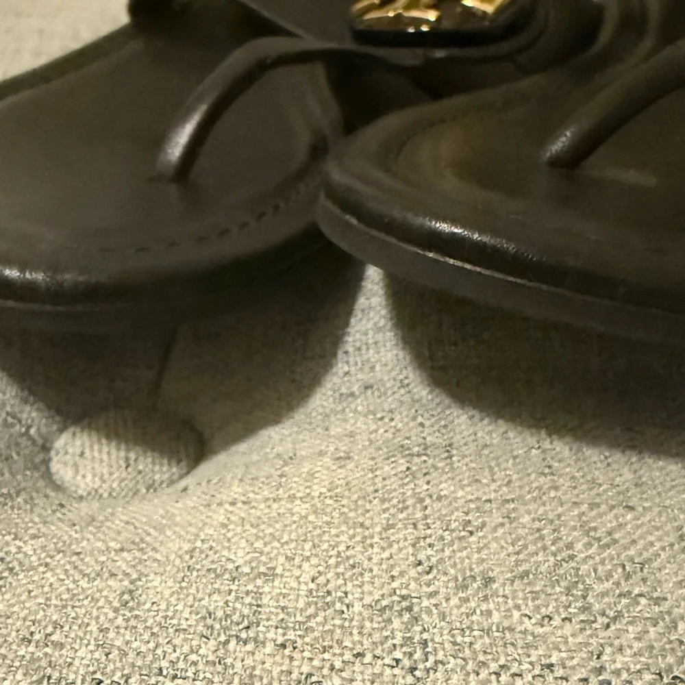 Tory Burch Claire Bryce Black Leather Flat Thong Sandal Size 6 ✨Retail $250 EUC! - Picture 3 of 10